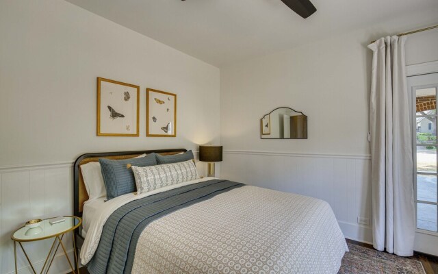 Walk to Bergfeld Park: 1928 Azalea District Home