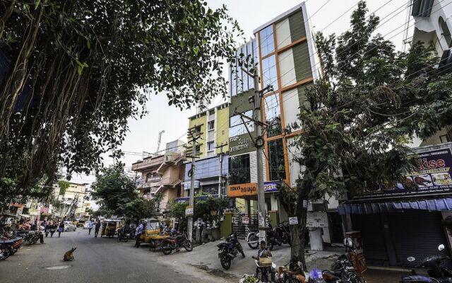 Oyo 17302 Yugis Vedhika Hotel