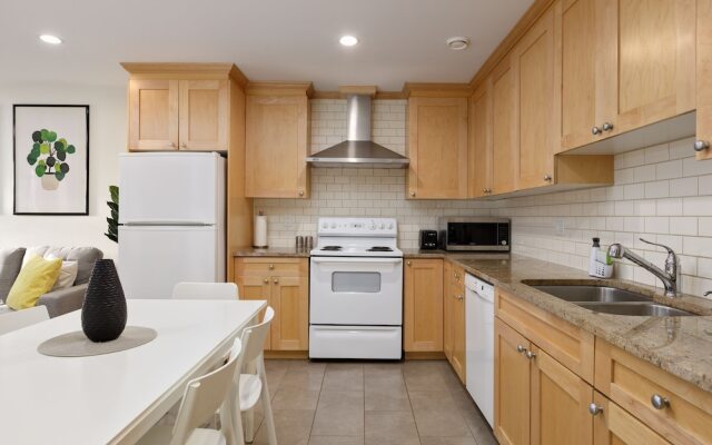 Cozy 2BR BSMT Suite Near Grouse Mt. and Edgemont.