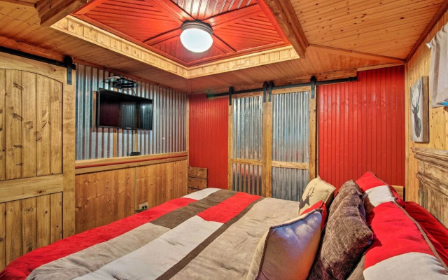 Private Hot Tub & Deck! Cabin Near Broken Bow Lake