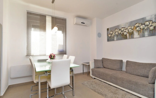 Apartment 1977