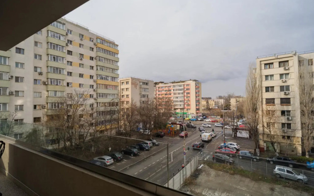 Central 1BR - city view + large balcony + Netflix