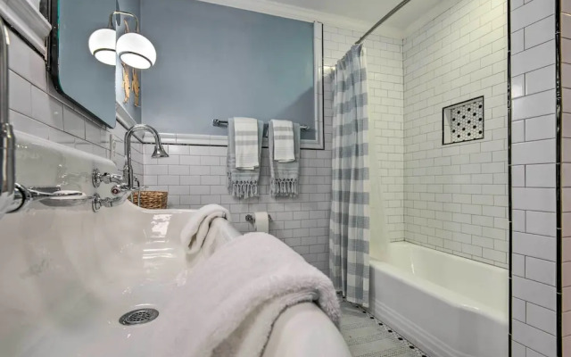 Stunning Charlotte Home: Private Pool!