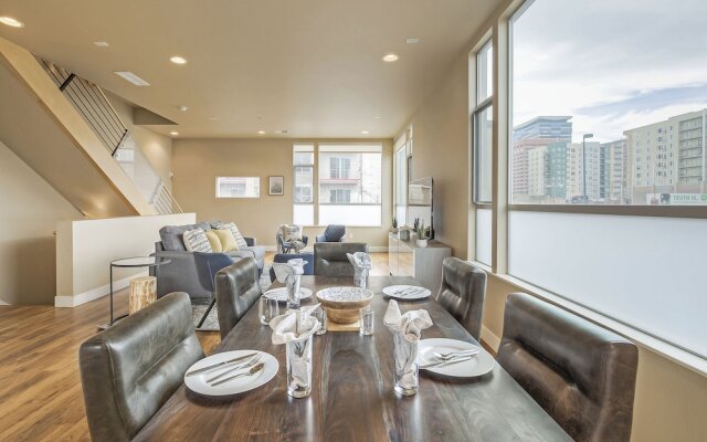 Swanky Downtown Loft! City Views! Sleeps 10!