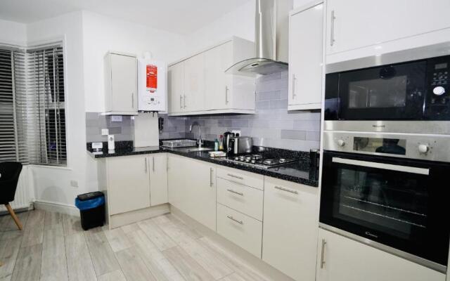 Luxury Apt Close To Ilford Station - Free Parking