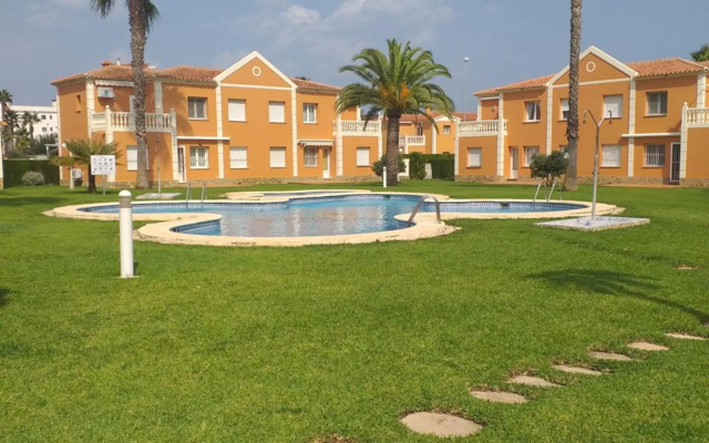 Oliva Nova flat in front of MET