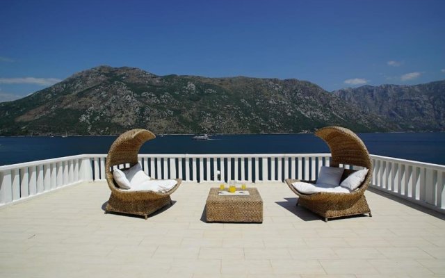PENTHOUSE STOLIV 5m/sea Pool/Spa Area Jetty+Sunbeds Secluded location