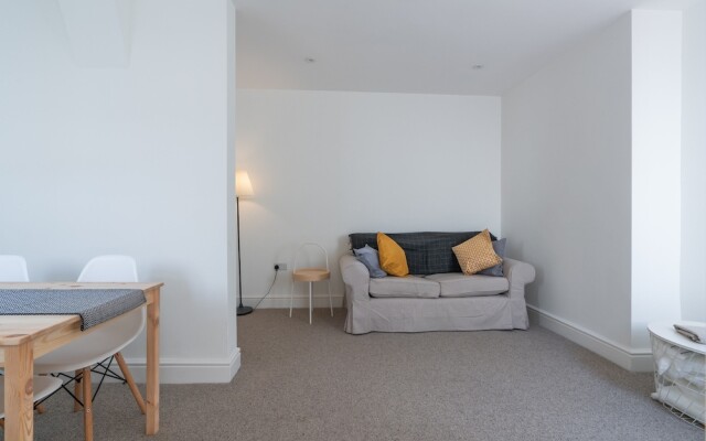 2 Bedroom Central Brighton Apartment