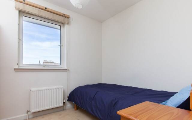 Bright, Modern 2BR Flat for 3 With Parking