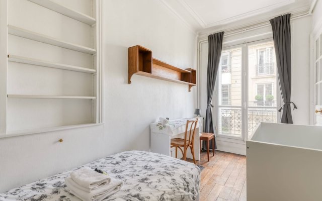 Bright and Homely Apartment in Batignolles
