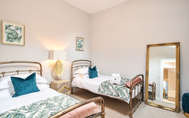 Saxon Rose Apartment