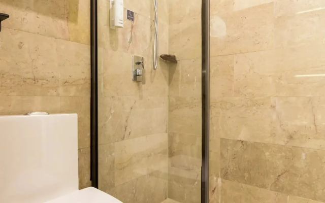 Elong Anyun Hotel (Shanghai Hongqiao International Airport Ziteng Road Subway Station)