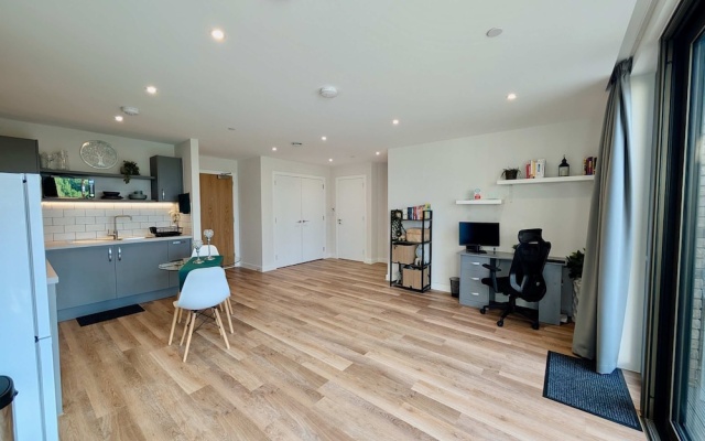 Amazing Flat With Free Parking and Balcony