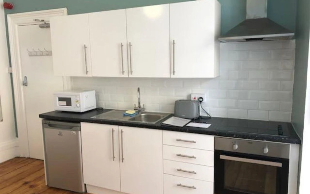 Westbourne Place Townhouse - by Clifton Short Lets