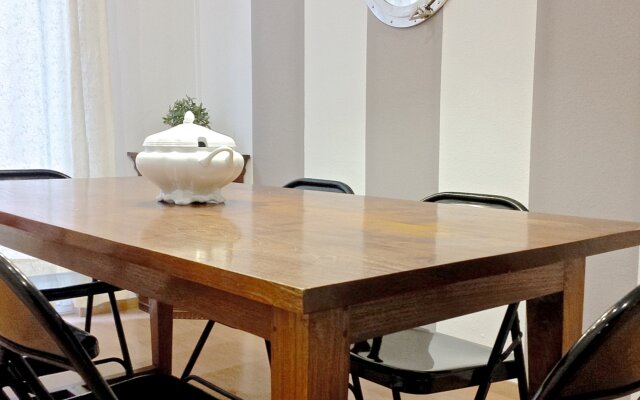 Smart 3BR balconies in historical Gothic - MACCA