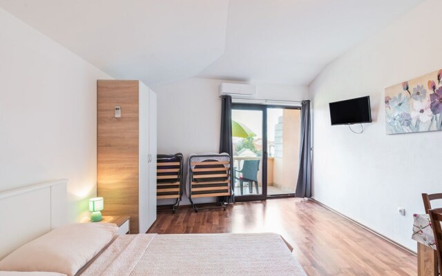 Pleasant Apartment in Posedarje near Sea