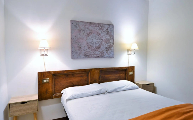 Pleasant holiday home in Mantignana with private terrace