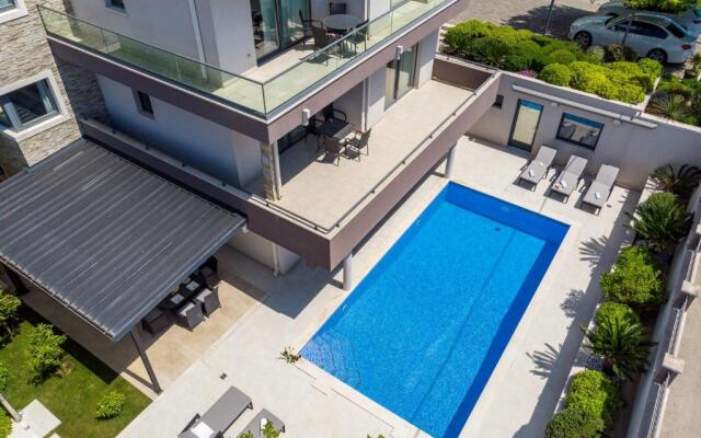 Luxury Villa Lucas with heated pool, whirlpool, sauna, 14 pax