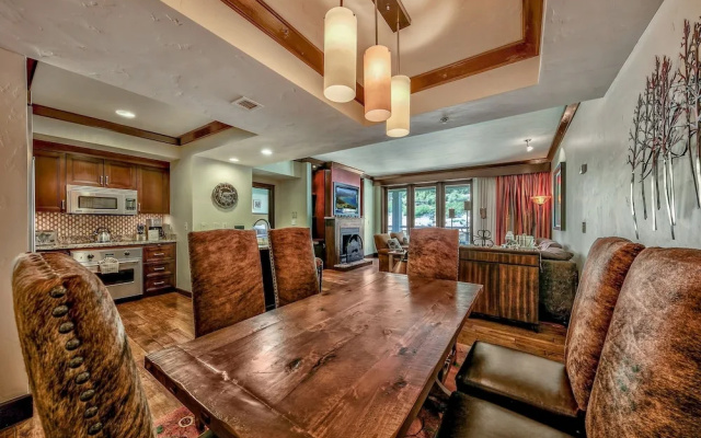 Luxurious 3 Bedroom Mid-Mountain at Northstar Condo by RedAwning