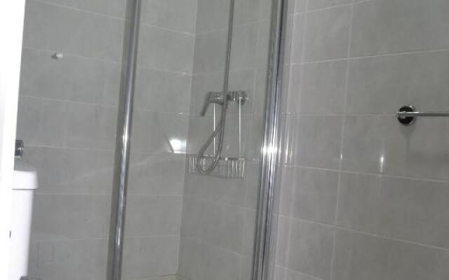 Stunning 2 Bedroom Apartment Fully Refurbished With Air-conditioning