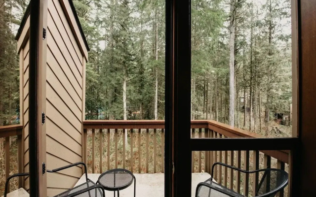 57sw - Fireplace - Wifi -  Sleeps 6 2 Bedroom Home by RedAwning