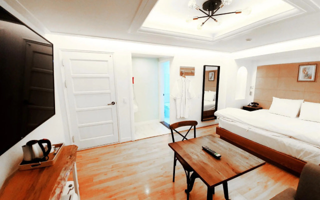 Uneed Hotel