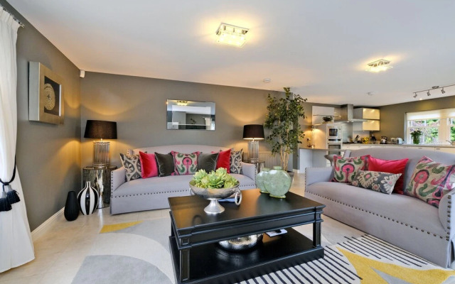 Sensational Aberdeen Home With Furnished Balcony