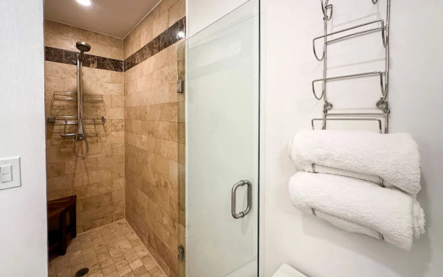 Luxury Ocean View Condo w Huge Deck