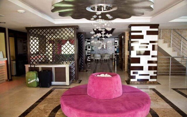 Adella Side Hotel