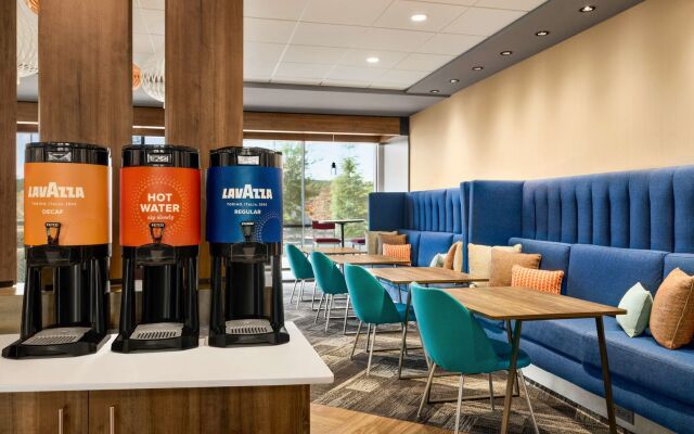 Tru by Hilton Lawrenceville Atlanta I-85 Sugarloaf