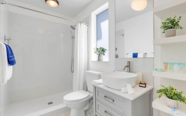 Luxe Lakefront Mansion Waterfront, Pompano Beach