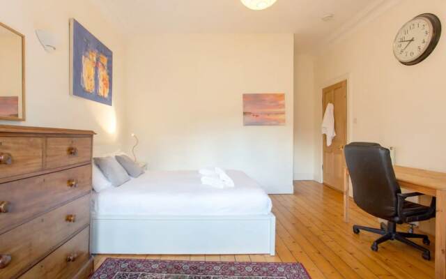 Spacious Traditional 3 Bedroom Flat in New Town