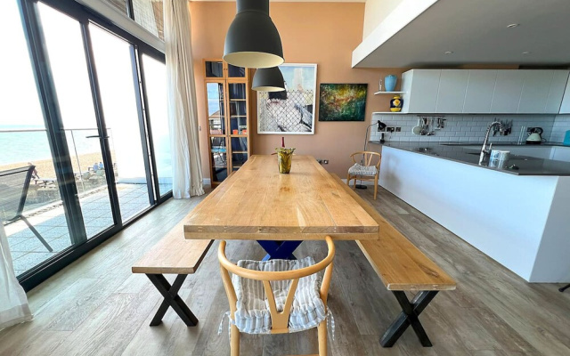 Beachfront Penthouse 4 Bedroom in Hythe