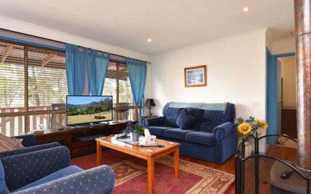 Wallaby Cottage - cute Accom in bushland setting