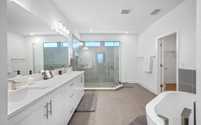 Luxury Modern Villa w/ Pool, Jacuzzi & Amenities!