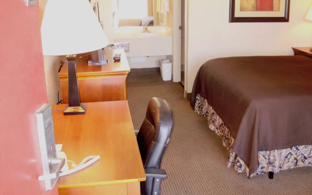 Trade Winds Central Inn