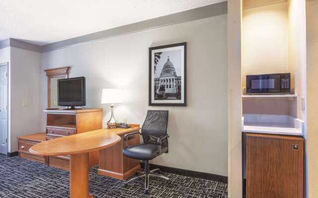 La Quinta Inn & Suites by Wyndham Jackson Airport