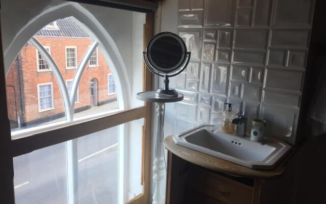 Rooms at no Three, Chameleon House