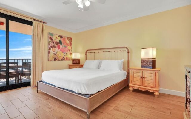 Beachfront Condo w/ View & Pool, Sleeps 8