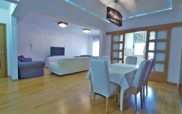 M&L Lux 3-bedroom apartment (sea view)