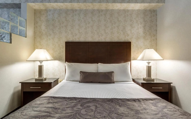 Monte Carlo Inn Oakville Suites