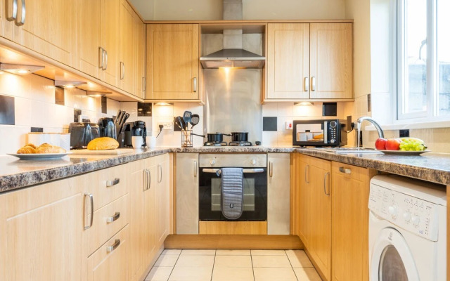 Fawr Place by  Tŷ SA