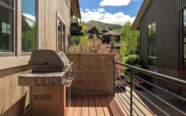 Blackhawk 2817 4 Bedroom Townhouse by RedAwning