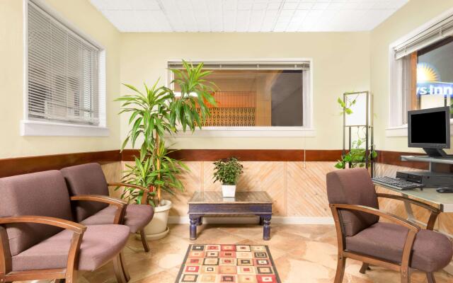 Days Inn by Wyndham Plainview
