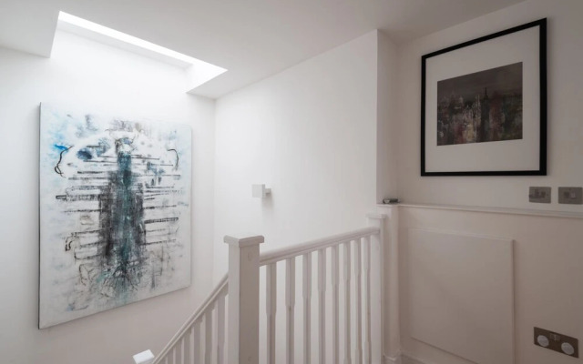 Trendy Queens Park Home Close to Hampstead by Underthedoormat