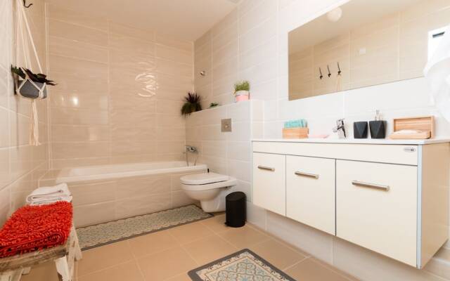 Artsy Modern Bright Apt in Bat Yam