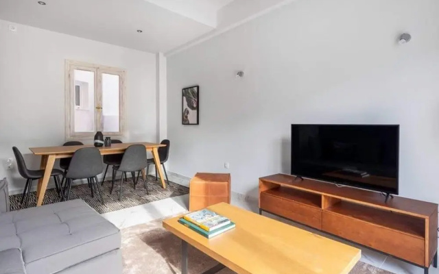 Classic Living 2 Bd Historic Mets Apt