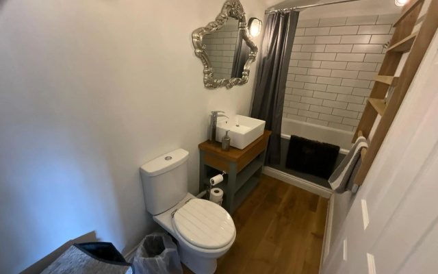 Adorable 1 bedroom guest house with free parking