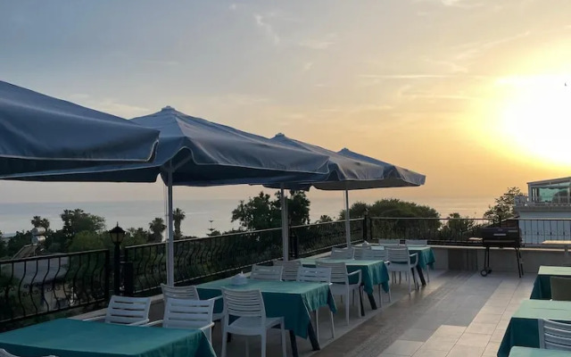 Beachway Hotel Side