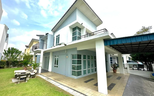 BNB Casa Grande at Rawang - spacious, 15 pax and WiFi